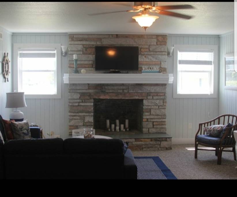 Fireplace / Living Room / Wanchese Marina Rental